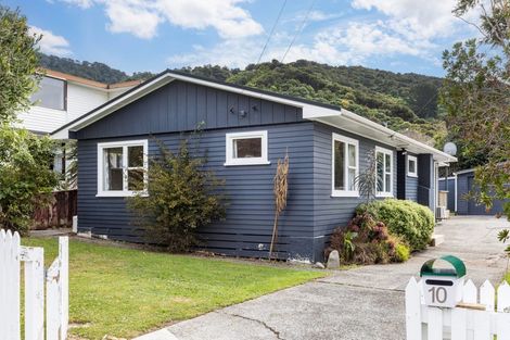 Photo of property in 10 Gardiner Grove, Wainuiomata, Lower Hutt, 5014
