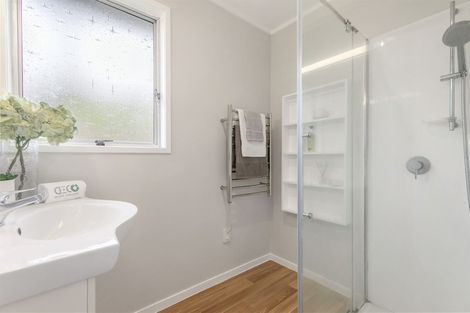 Photo of property in 8 Erica Road, Sunnynook, Auckland, 0620