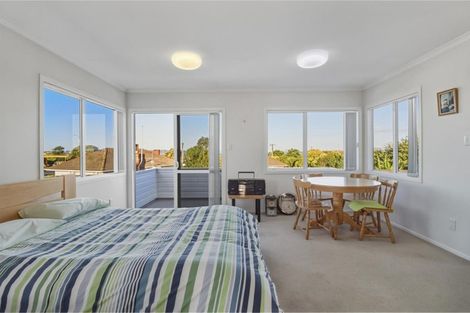 Photo of property in 2 Toru Street, Te Atatu Peninsula, Auckland, 0610