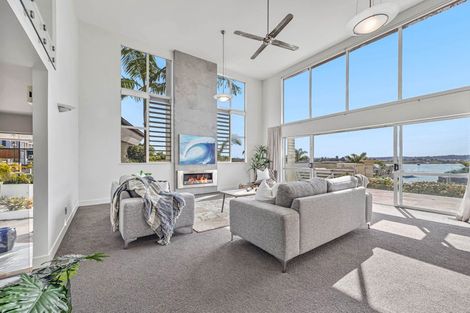 Photo of property in 15 Courtneys, West Harbour, Auckland, 0618