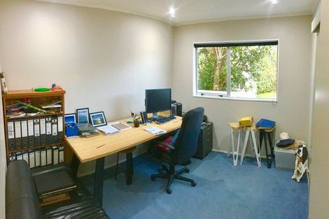 Photo of property in 92 Thurleigh Grove, Karori, Wellington, 6012