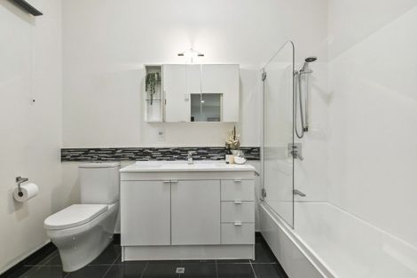Photo of property in Metro Apartments, 4/220 Thorndon Quay, Pipitea, Wellington, 6011