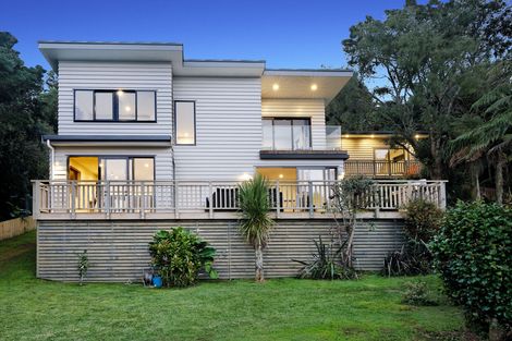 Photo of property in 23 Quinns Road, Waiatarua, Auckland, 0612