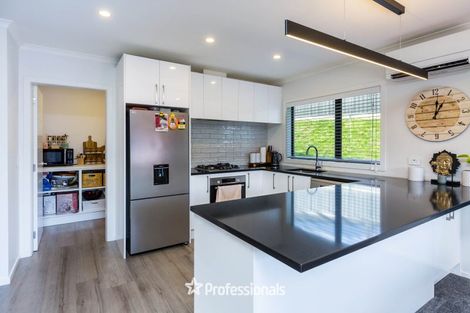 Photo of property in 3 Nikau Lane, Timberlea, Upper Hutt, 5018