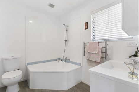 Photo of property in 15 Dalwhinnie Parade, Highland Park, Auckland, 2010