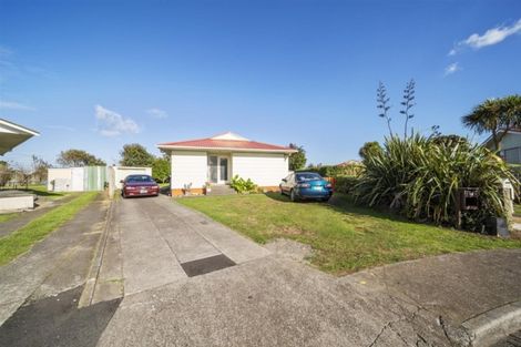 Photo of property in 13 Hughson Place, Opunake, 4616