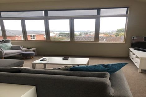 Photo of property in 1/170 East Coast Road, Forrest Hill, Auckland, 0620