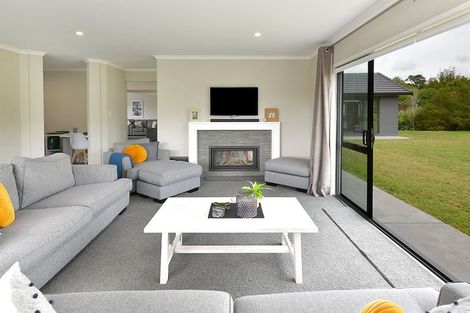 Photo of property in 4 Loretta Place, Red Beach, 0932