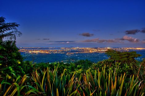 Photo of property in 23 Quinns Road, Waiatarua, Auckland, 0612