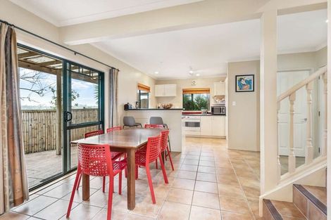 Photo of property in 2/62 Target Road, Totara Vale, Auckland, 0629