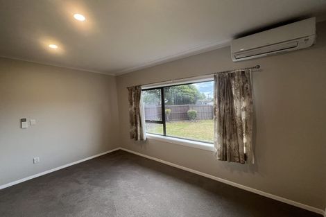 Photo of property in 32 Avonhead Road, Avonhead, Christchurch, 8042