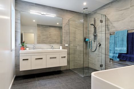 Photo of property in 23 Quinns Road, Waiatarua, Auckland, 0612