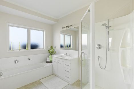 Photo of property in 5 Vardon Way, Waiwhakaiho, New Plymouth, 4312