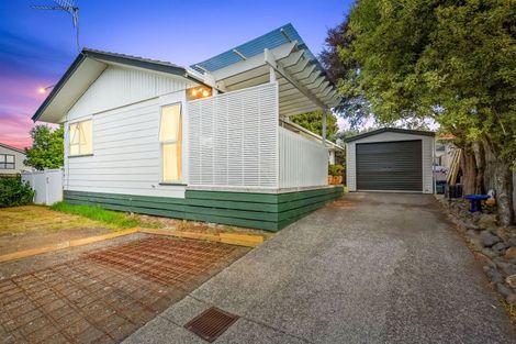 Photo of property in 2 Katrina Place, Massey, Auckland, 0614