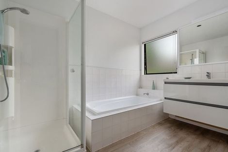 Photo of property in 2/3 Hart Road, Hauraki, Auckland, 0622