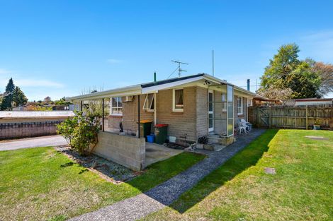 Photo of property in 2/124 Koutu Road, Kawaha Point, Rotorua, 3010