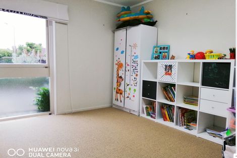 Photo of property in 2/11 Tulloch Place, Conifer Grove, Takanini, 2112