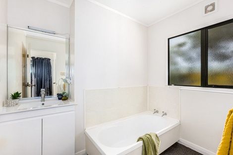 Photo of property in 21 Ladbrooke Drive, Newlands, Wellington, 6037