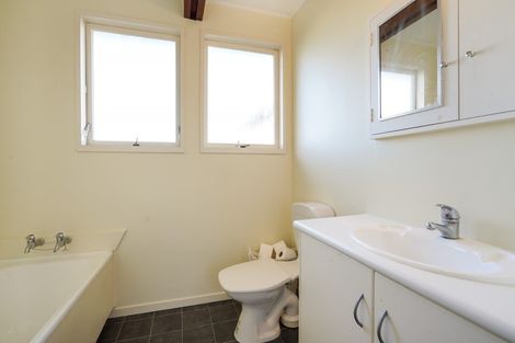 Photo of property in 2 Hollows Crescent, Takaro, Palmerston North, 4412