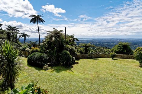 Photo of property in 23 Quinns Road, Waiatarua, Auckland, 0612