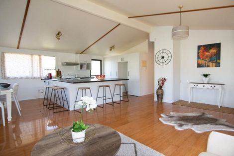 Photo of property in 33a Hutchinson Avenue, New Lynn, Auckland, 0600