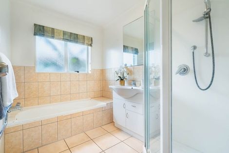 Photo of property in 102b Wharf Road, Te Atatu Peninsula, Auckland, 0610