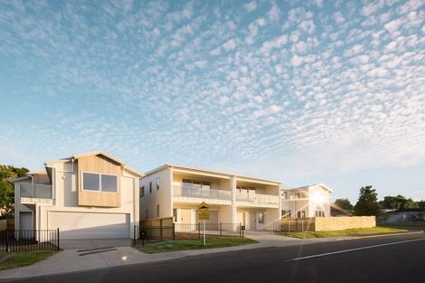 Photo of property in 1b Taupiko Place, Green Bay, Auckland, 0604