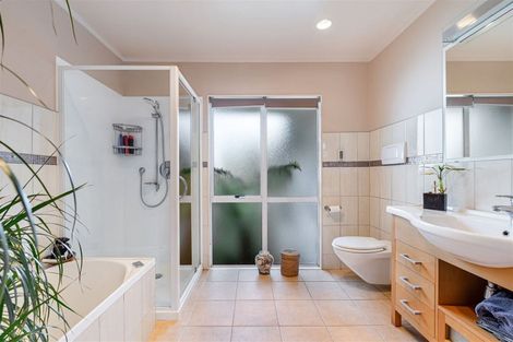 Photo of property in 252 Boord Crescent, Kumeu, 0891