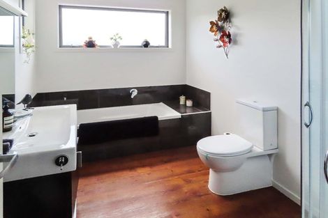 Photo of property in 29 Mcewen Crescent, Riverstone Terraces, Upper Hutt, 5018