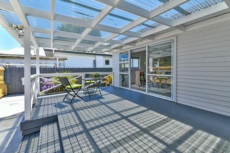 Photo of property in 37 Churchill Avenue, Manurewa, Auckland, 2102