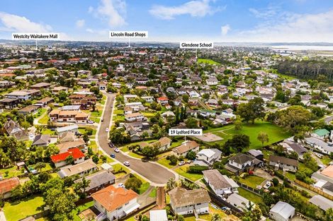 Photo of property in 19 Lydford Place, Glendene, Auckland, 0602