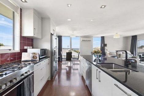 Photo of property in 3 Cheltenham Terrace, Newlands, Wellington, 6037