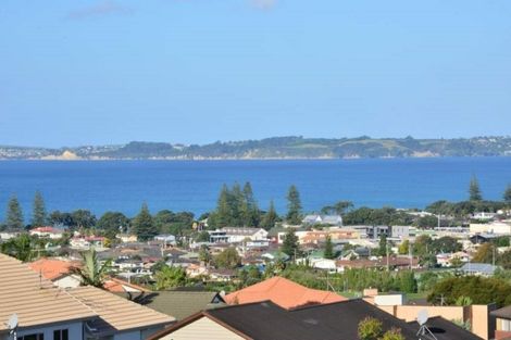 Photo of property in 5 Montcalm Close, Orewa, 0931