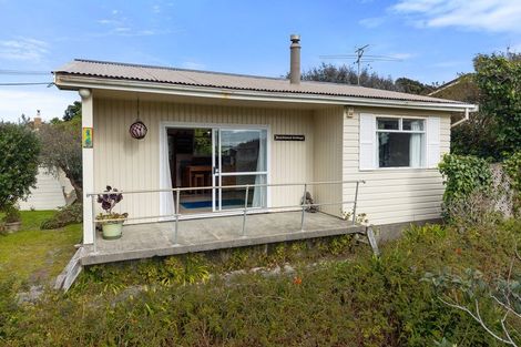 Photo of property in 16 Hughes Street, Waikanae Beach, Waikanae, 5036