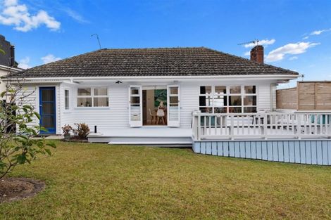 Photo of property in 2/227 Glenfield Road, Hillcrest, Auckland, 0627