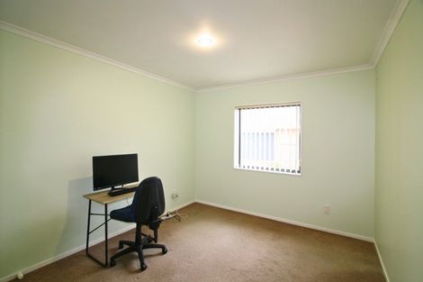 Photo of property in 9b Simons Street, Moturoa, New Plymouth, 4310