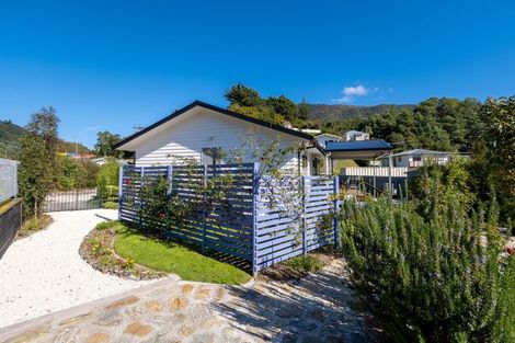 Photo of property in 33 Wairau Road, Picton, 7220