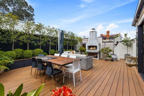 Photo of property in 10a Victoria Road, Devonport, Auckland, 0624