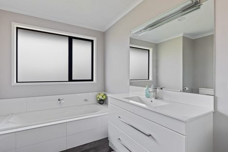 Photo of property in 39 Kairau Road East, Brixton, New Plymouth, 4373