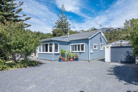 Photo of property in 24 Queens Road, Waikanae Beach, Waikanae, 5036