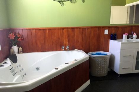 Photo of property in 22 Bowen Street, Woodville, 4920