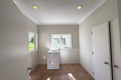 Photo of property in 154 Boord Crescent, Kumeu, 0891