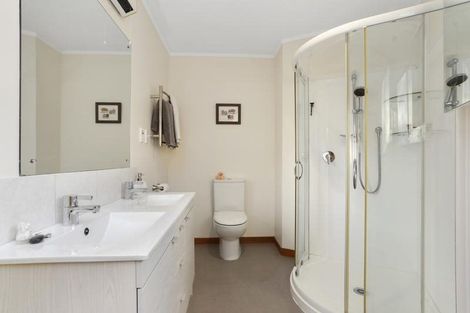 Photo of property in 268 Forest Hill Road, Waiatarua, Auckland, 0612