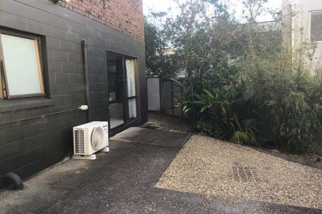 Photo of property in 25 Tobruk Crescent, Milford, Auckland, 0620