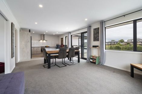 Photo of property in 21 Sardinia Grove, Fitzherbert, Palmerston North, 4410