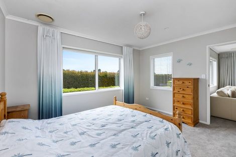 Photo of property in 60 Roberts Road, Matakatia, Whangaparaoa, 0930