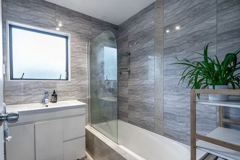 Photo of property in 1/13 Martin Place, Kelston, Auckland, 0602