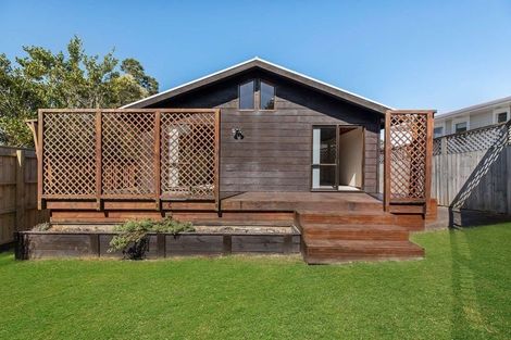 Photo of property in 2/11 Firle Place, Green Bay, Auckland, 0604