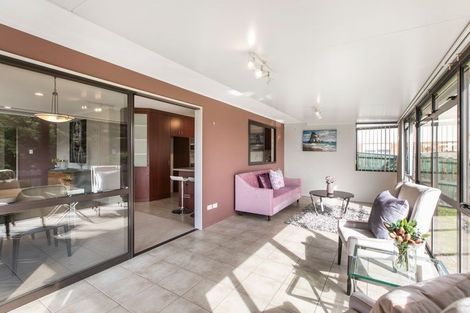 Photo of property in 15 Carisbrook Crescent, Papakura, 2110