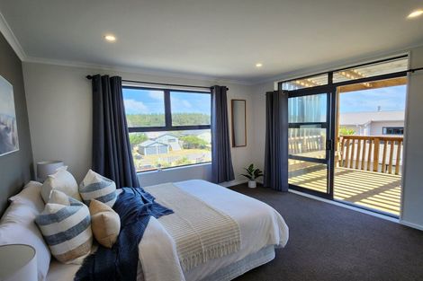 Photo of property in 6 Arataki Grove, Waitarere Beach, Levin, 5510